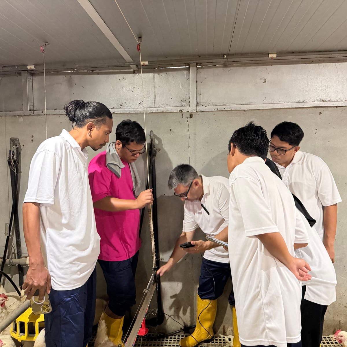 Revisión técnica de equipamiento junto al personal del plantel