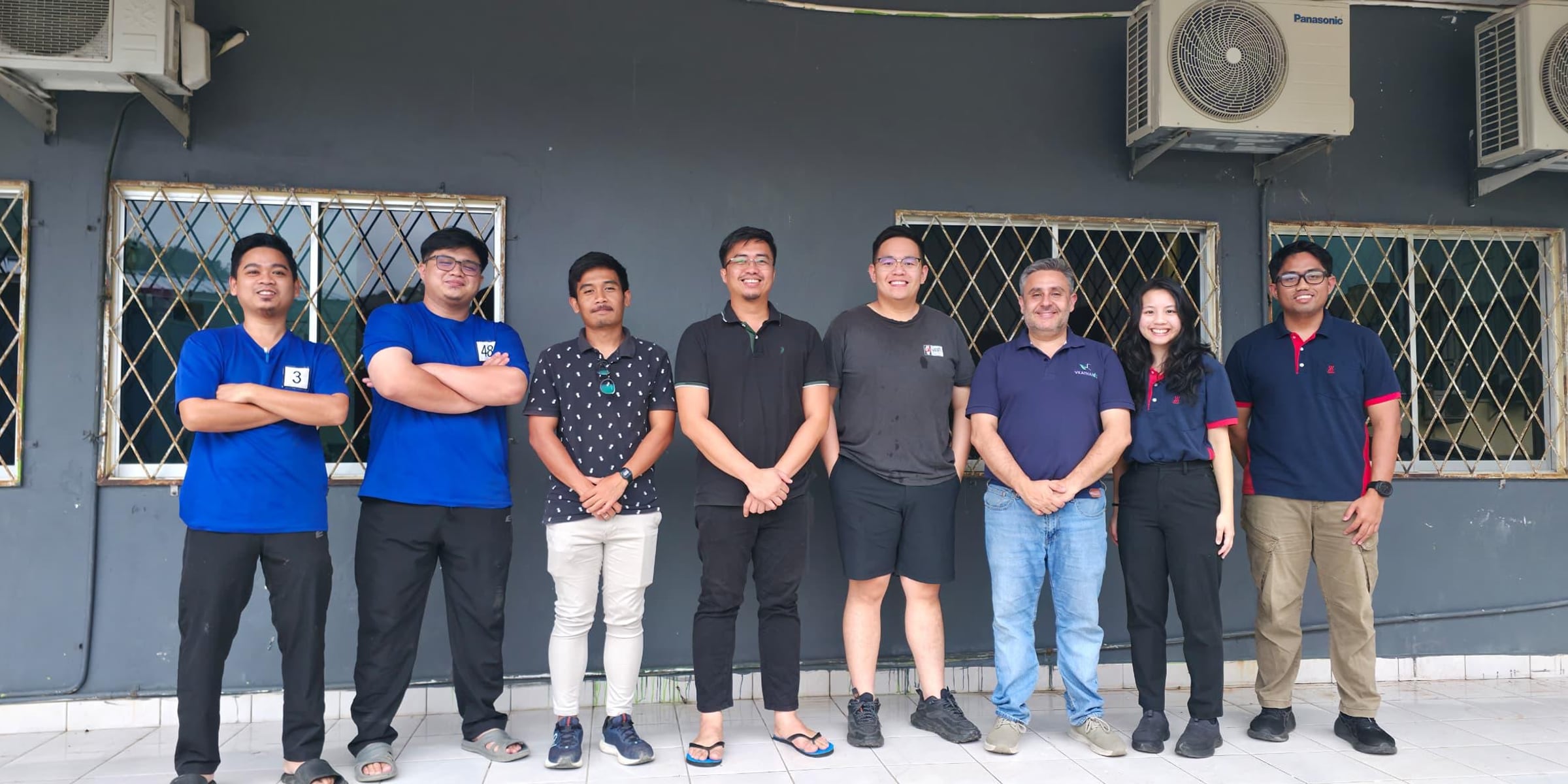 Equipo de consultoría de Vkatharos junto al personal técnico de un plantel avícola