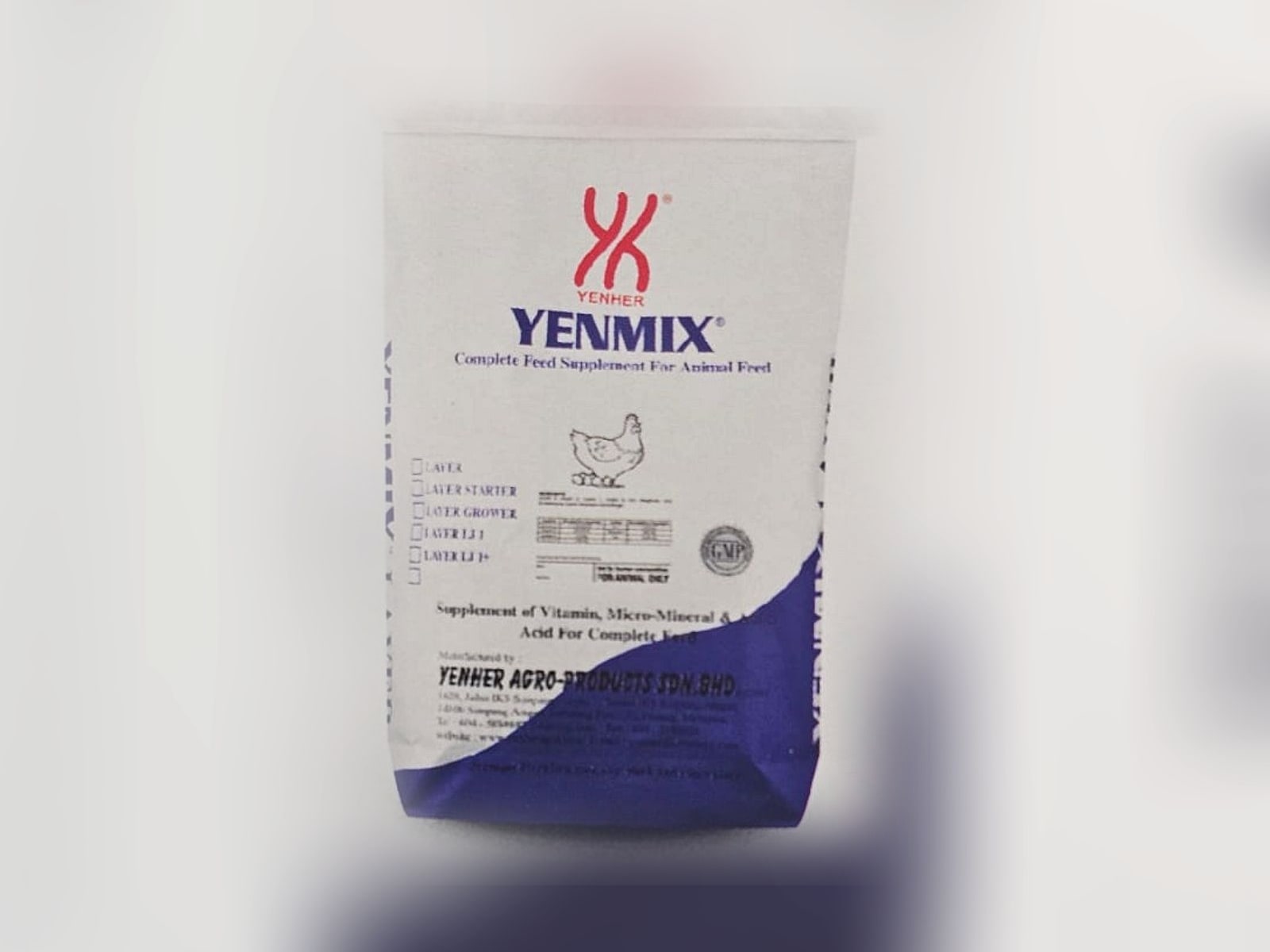Envase de Yenmix, premezcla vitamínico-mineral para gallinas ponedoras